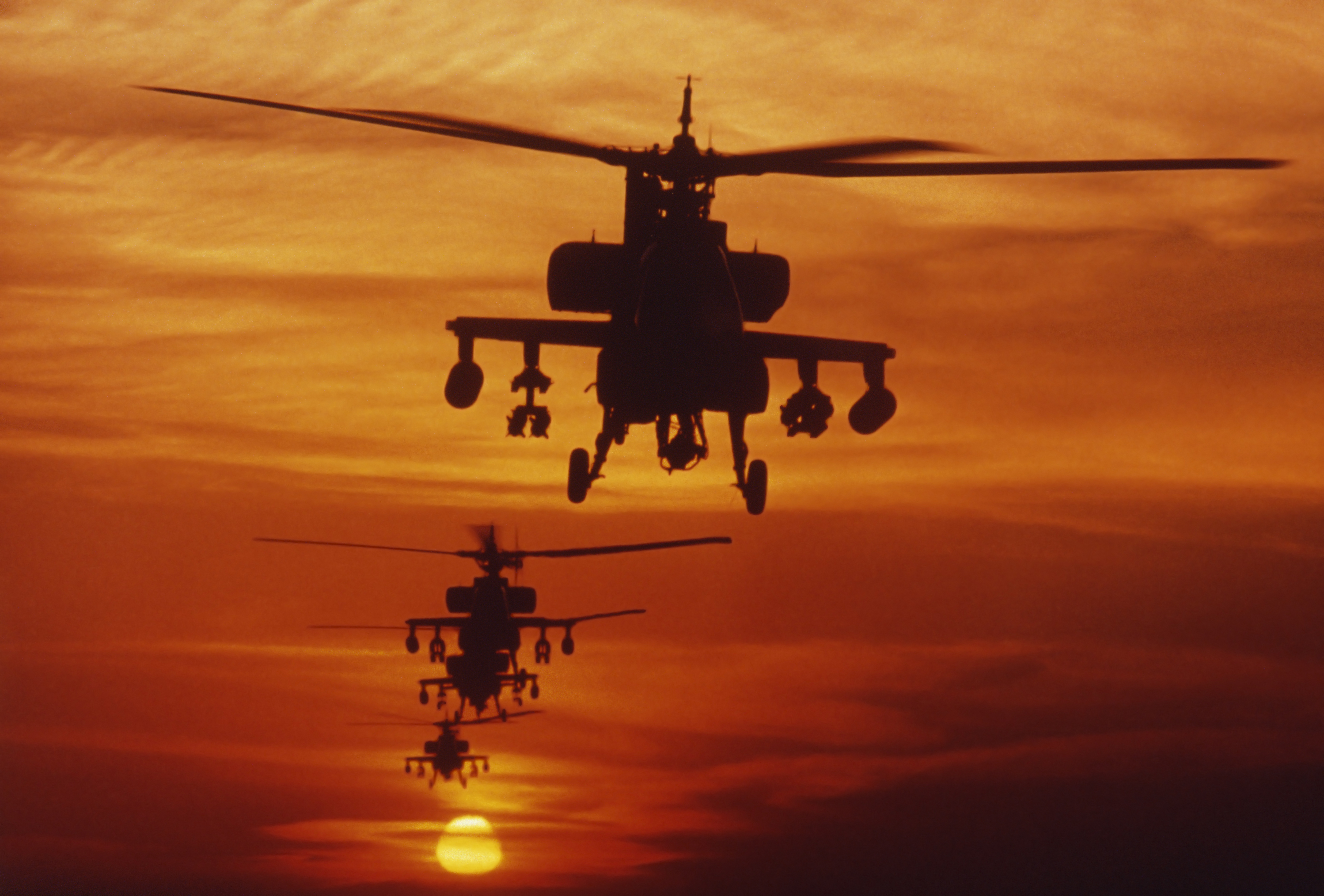 С днем защитника отечества вертолет. Ah-64 Apache. Ми8 вертолет и Апач. Самолеты и вертолеты. Вертолет на закате.